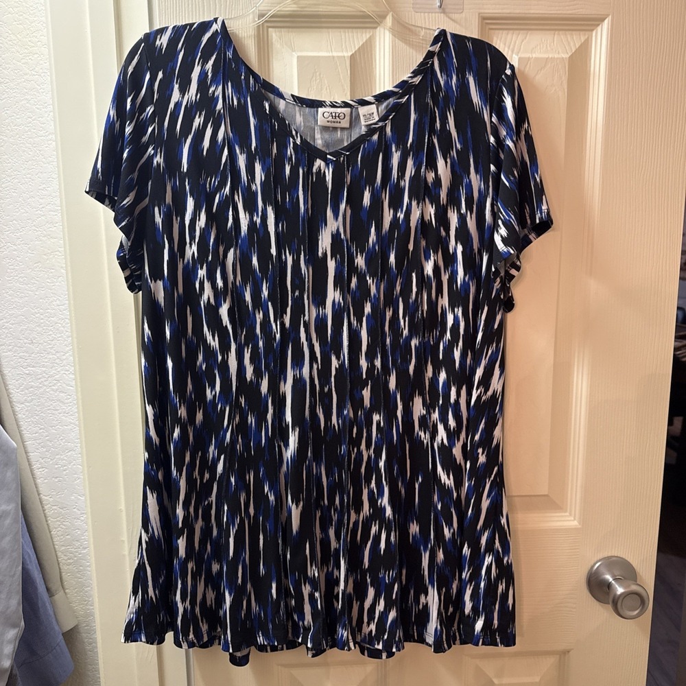 Cato Woman Blouse XL 14-16W Blue Black White Abstract Ikat Print V-Neck Top